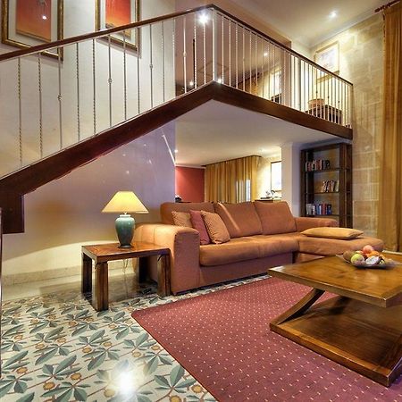 Ax Palazzo Capua Hotel Слима Екстериор снимка