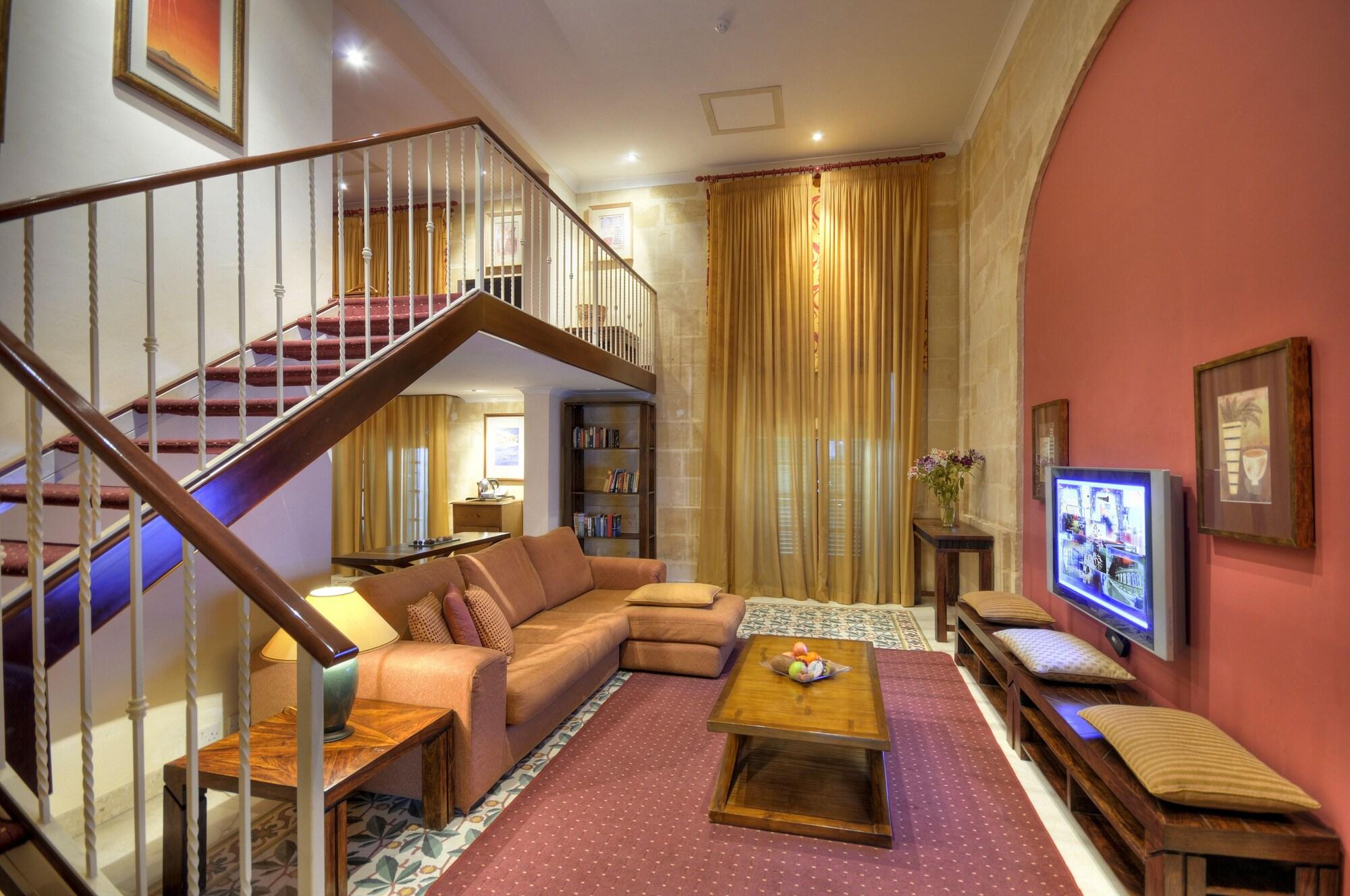 Ax Palazzo Capua Hotel Слима Екстериор снимка