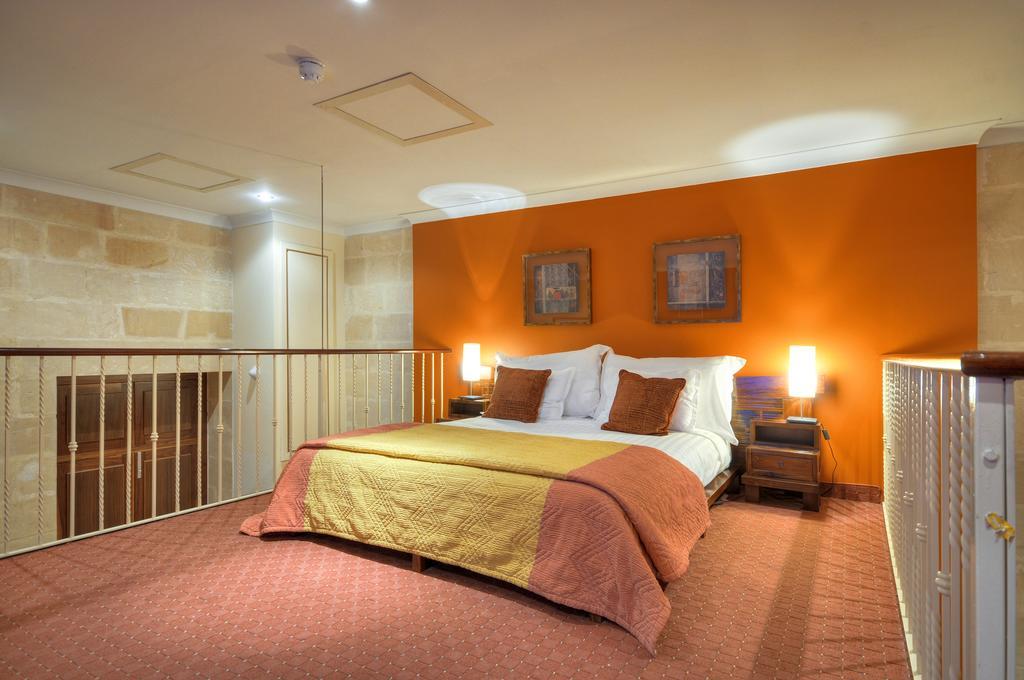 Ax Palazzo Capua Hotel Слима Екстериор снимка