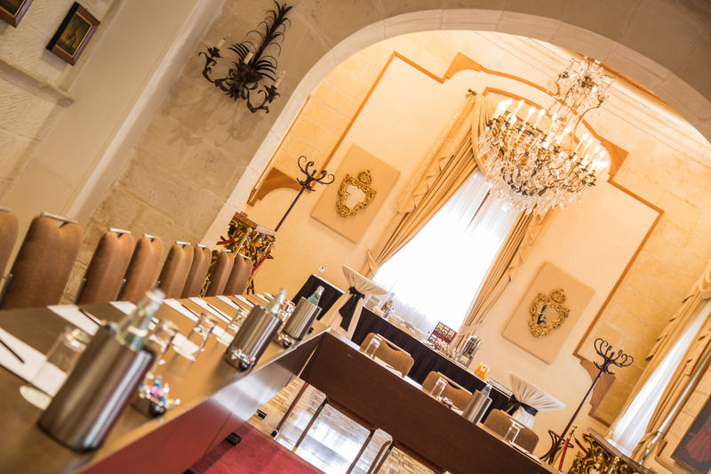 Ax Palazzo Capua Hotel Слима Екстериор снимка