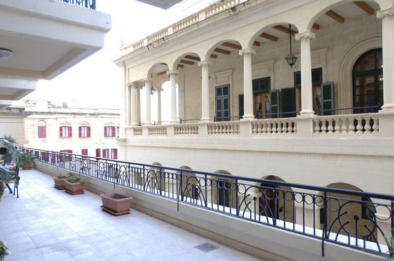 Ax Palazzo Capua Hotel Слима Екстериор снимка